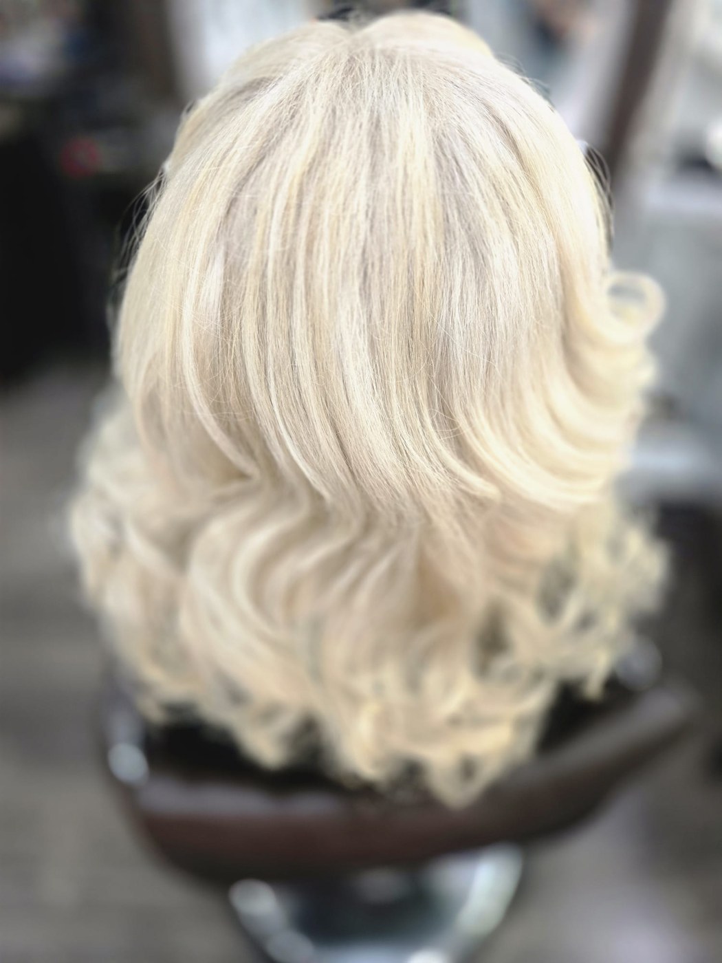Platinblond mit weichen Wellen