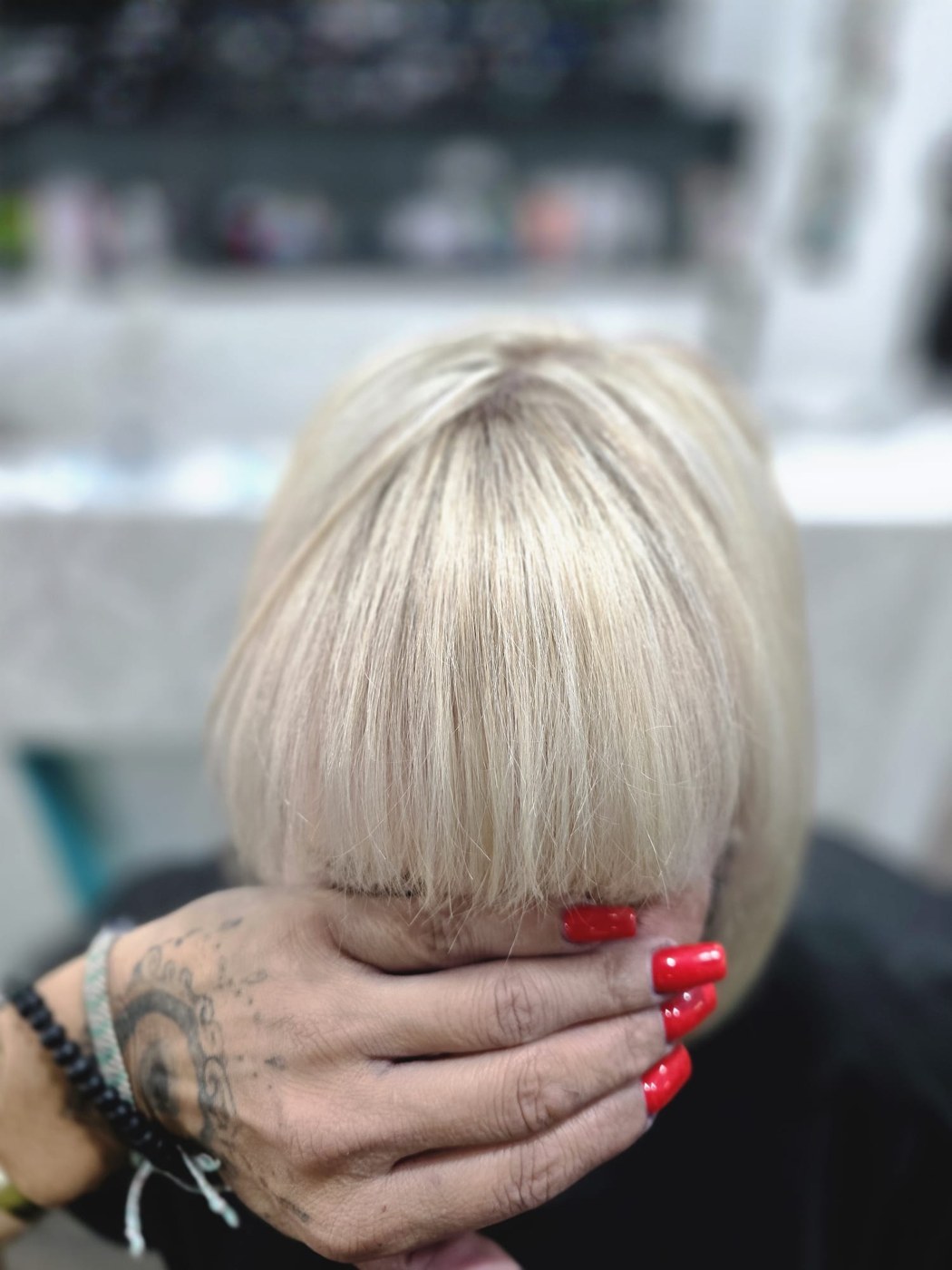 Blond, glatt gestylt
